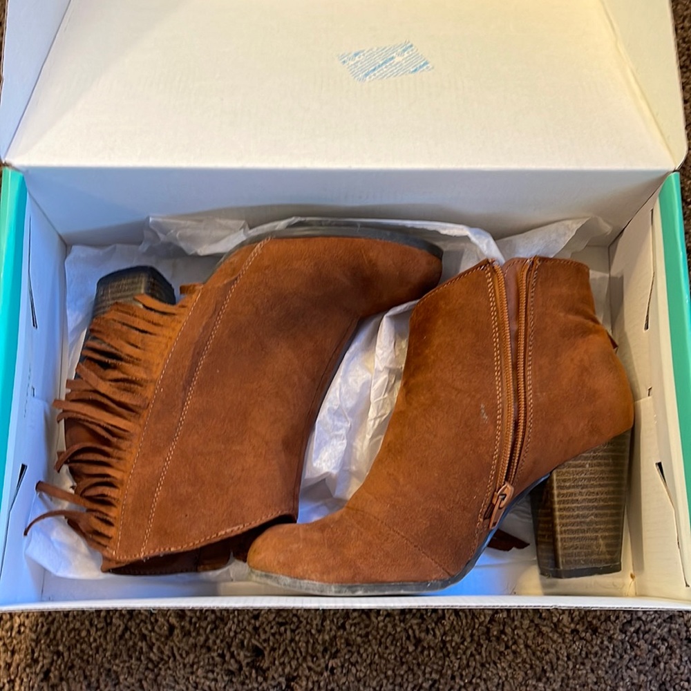 Size 7.5 Women’s Maurice’s Toni Fringe Bootie / Fringe Booties